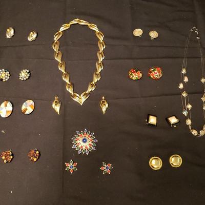 Colorful Gold Tone Jewelry Assortment Clip on Earrings 
