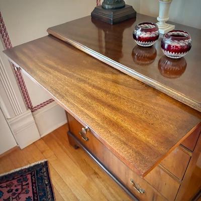 Baker 4-drawer Chippendale chest with pull-out shelf