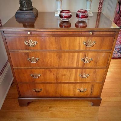 Baker 4-drawer Chippendale chest with pull-out shelf