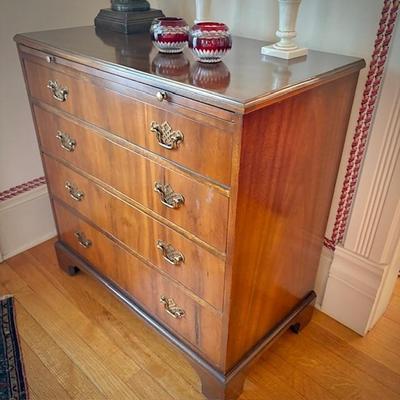 Baker 4-drawer Chippendale chest with pull-out shelf