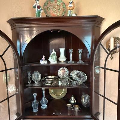 Corner matching curios