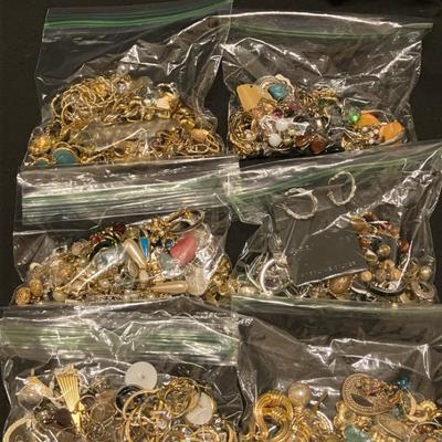 Earrings (Approximately 150 Pairs)