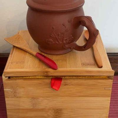 Yixing pottery lidded cup