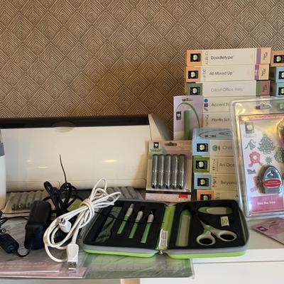 CriCut Expressions Machine And Accessories 