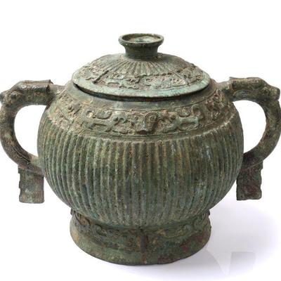 Lot 367 chinese bronze archaistic lidded gui vessel