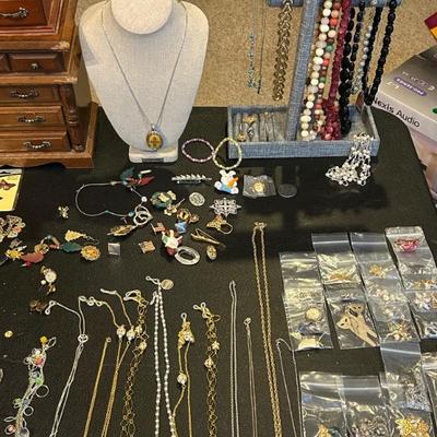 Jewelry - Necklaces, Earrings, Bracelets, Rings, Pins and Pendants 
