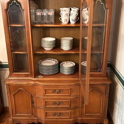 Stunning Vintage China / Curio Cabinet