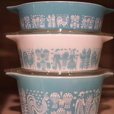 set of three Amish pattern vintage Pyrex casseroles two with glass lids, no chips noted, 