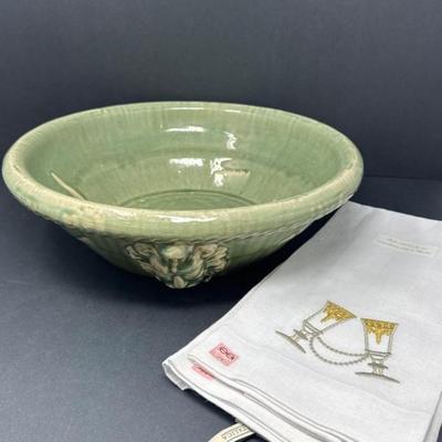 Green Display Bowl with 2 crown Linen Tea Towels