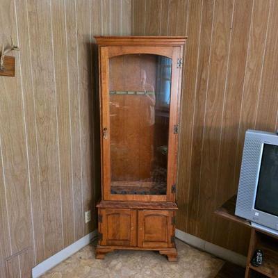 Locking cabinet