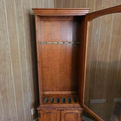 Locking cabinet