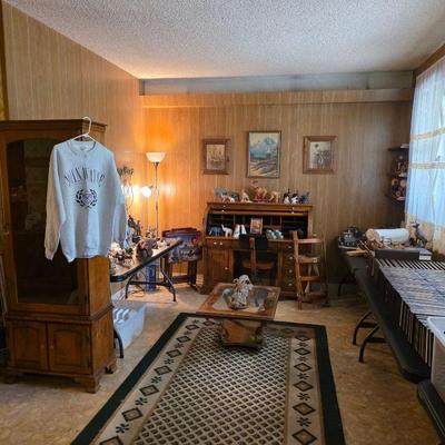 Western themed home decor, collectibles, vintage books, and John Wayne memorabilia