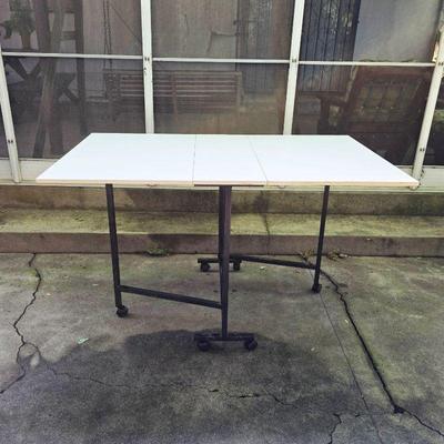 Folding table