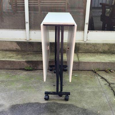Folding table