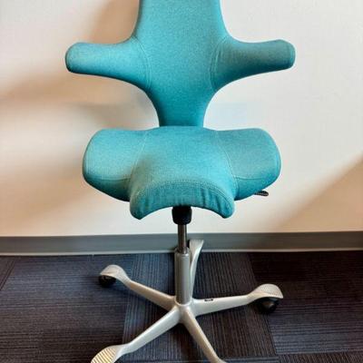 HÅG Capisco 8106 Best Seller Upholstered Saddle-Shaped Seat	