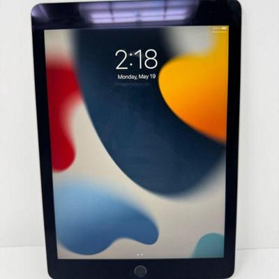 Apple iPad Pro (9.7-inch, Space Gray) – iPadOS 15.1, 24 GB Free	