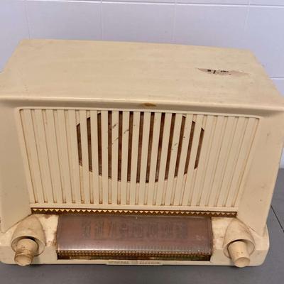 Vintage General Electric 423 Radio 