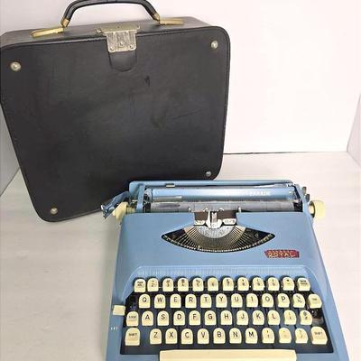 Vintage Royal Parade Blue Portable Typewriter In Case - Serial Number PR 7442480