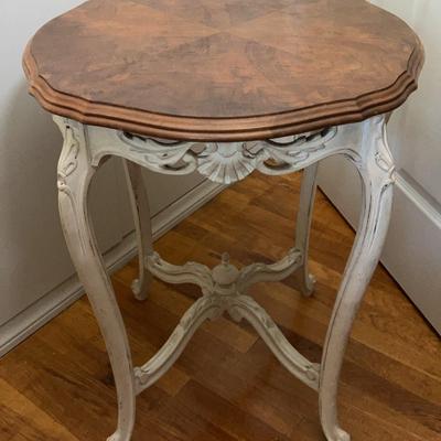 Round Scallop Edge Accent Table 