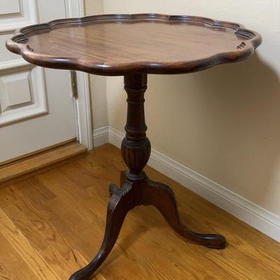 Scallop Edge Pedestal Accent Table