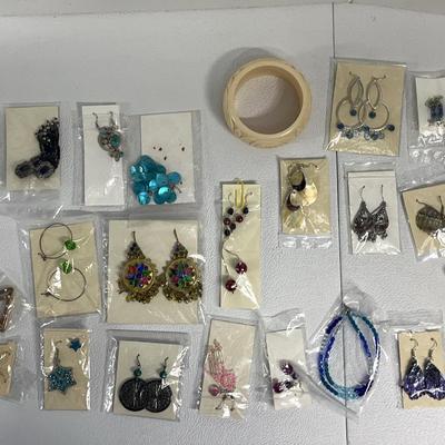 Costume Jewelry Earrings 