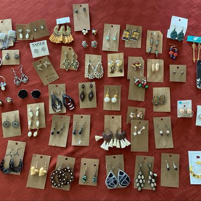 Lots Of Earrings Lot