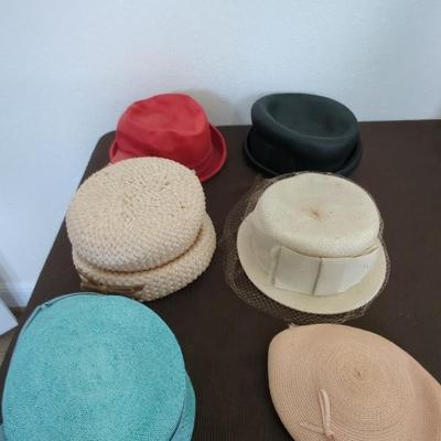 Collection Of Vintage Women's Woven Hats & Gloves 