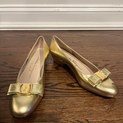 Salvatore Ferragamo Gold Flat With Bow Size 7 AA