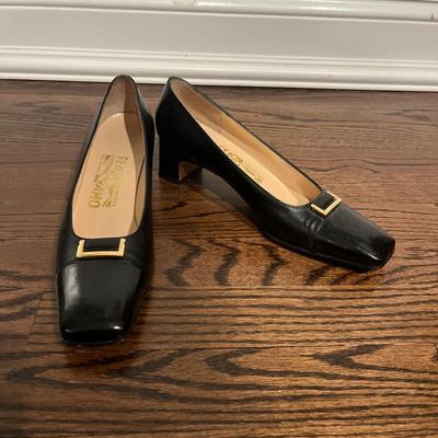 Salvatore Ferragamo Black Leather heels With Gold Branded Buckle Size 7 A2