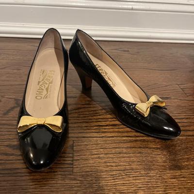 Salvatore Ferragamo  Pump Black Heels Gold Bow Size 7 AAA