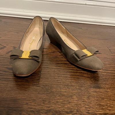 Salvatore Ferragamo /Gray Small Heels With Bow Size 7 A3