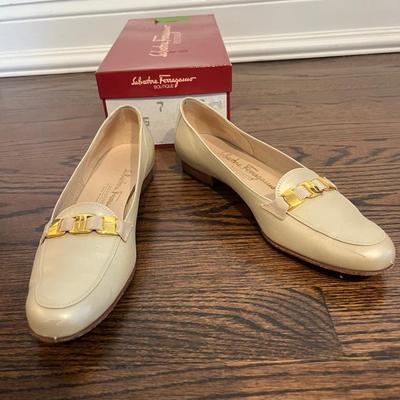 Salvatore Ferragamo Taupe/beige Flats Size 7 3A