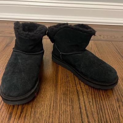 Womens Black Low Uggs Size 6