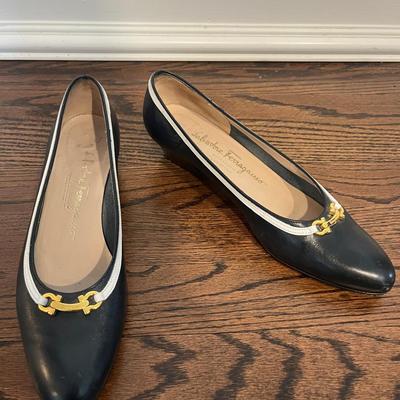 Salvatore Ferragamo Navy And White Pump Heel With Gold Trim Buckle Size 7 3A