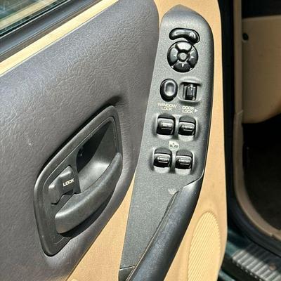 2000 Jeep Cherokee Sport SUV / ORIGINAL OWNER / 75,000 MILES | Year: 2000
Make: JEEP
Model: Cherokee Sport SUV 4WD
Color: Green...
