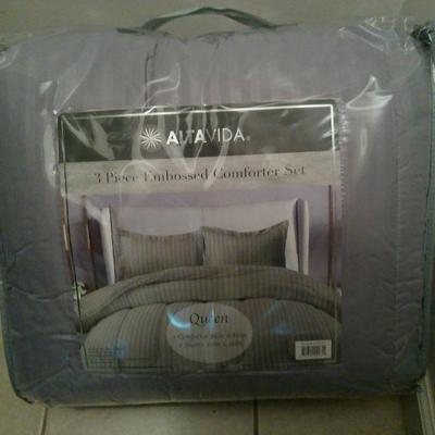 Sale Photo Thumbnail #18: Queen Size Comforter set