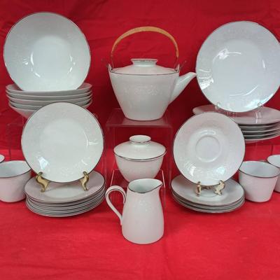 29pc Noritake "Reina" Porcelain Dishware Set