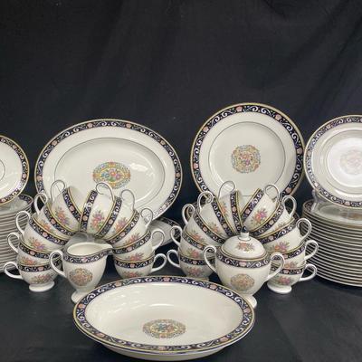 Wedgwood Runnymede China Set Serves 12-20