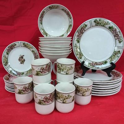 Oneida Casual Settings "Tuscan Grapes" 32pc Stoneware Set