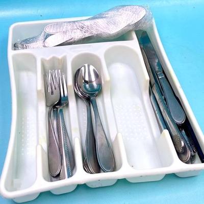 “Rubbermaid” Utensil Organizer and Cutlery 
