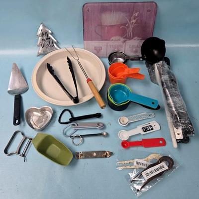 Assortment of Kitchen Items