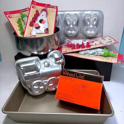 “Pampered Chef” Cookie Cutter Set and More 