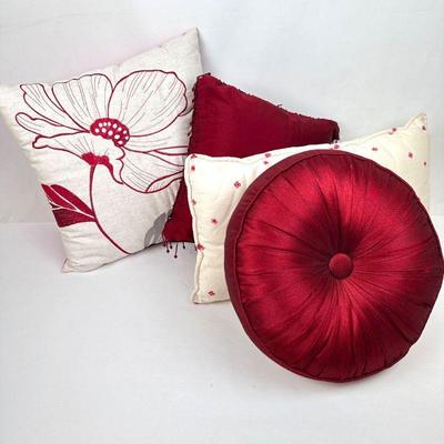 Lot #187 Set of 4 Decorative Pillows