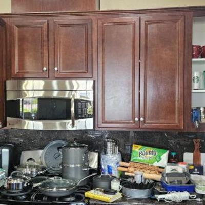 Full kitchen 