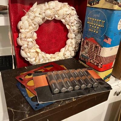 HAWAIIAN SHELL WREATH.