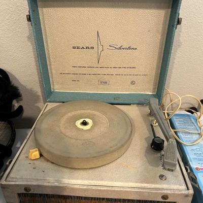VINTAGE TEENS RECORD PLAYER..