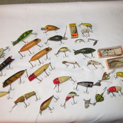 Good selection of old fishing lures