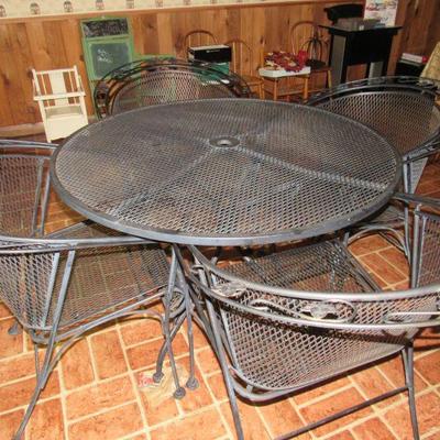 Metal parto table with 4 chairs