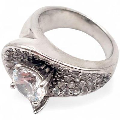 925 Sterling Silver Ring With Clear Stones Size 7