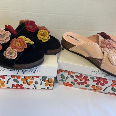 Women’s Mukluk  Sandals Size 9 (with Box)